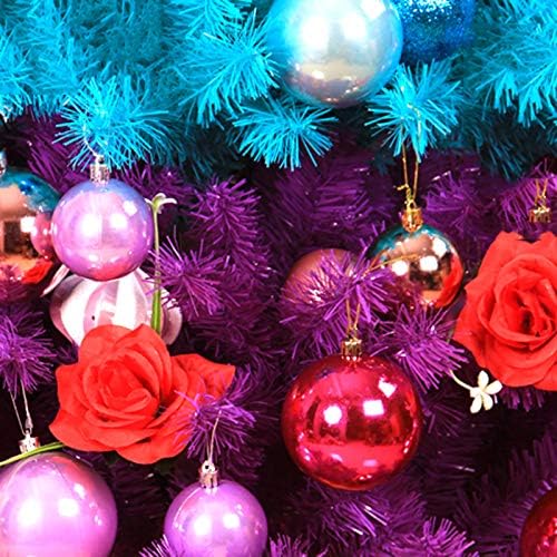עץ חג המולד של שיפוע צבעוני של יומו, עץ אורן בסגנון פסטורלי בסגנון פסטורלי עם קישוטים, מסיבת פסטיבל החתונה בבית חג המולד